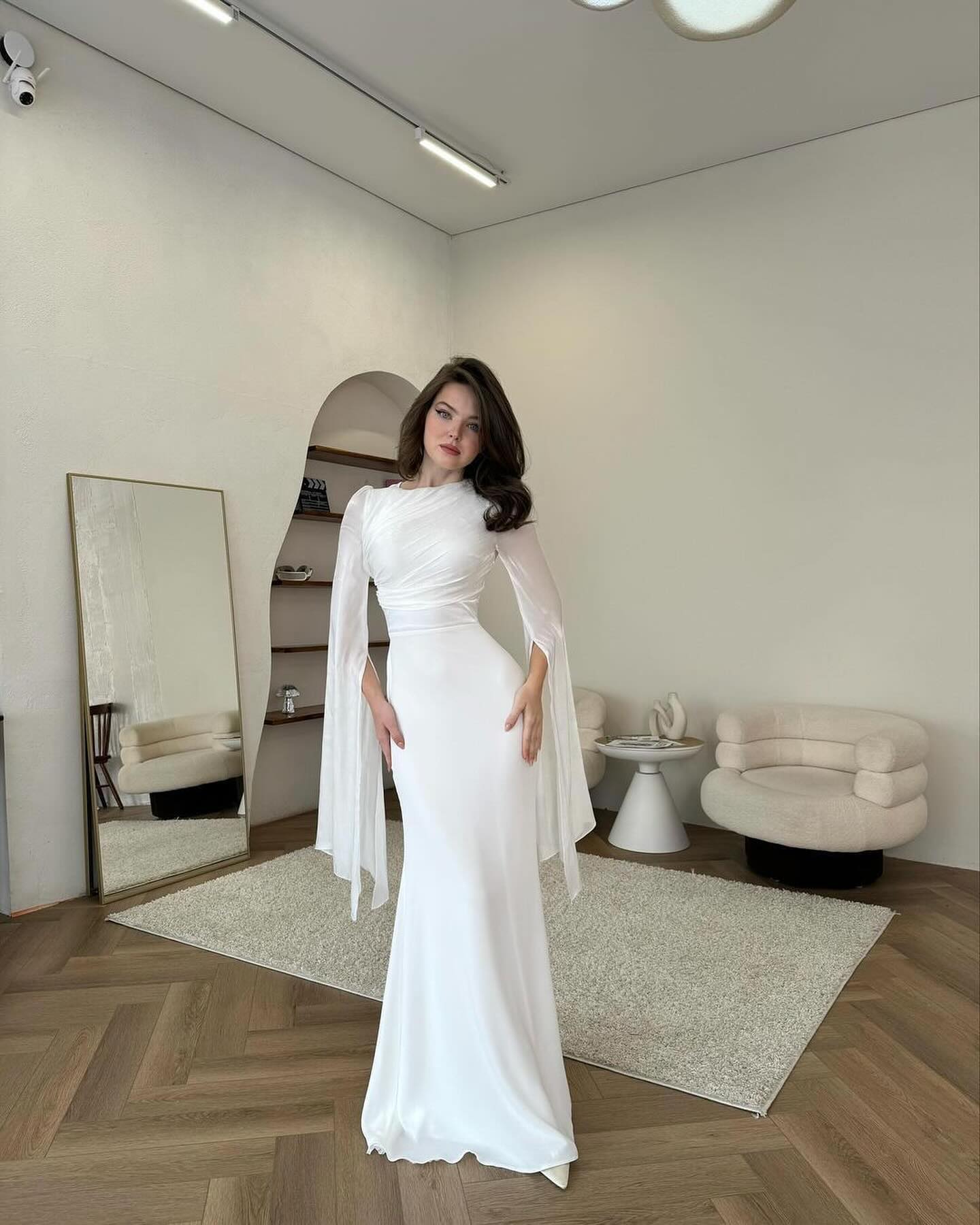 Graceful White – Zeitlos elegantes Abendkleid mit Drapierung und Chiffonärmeln