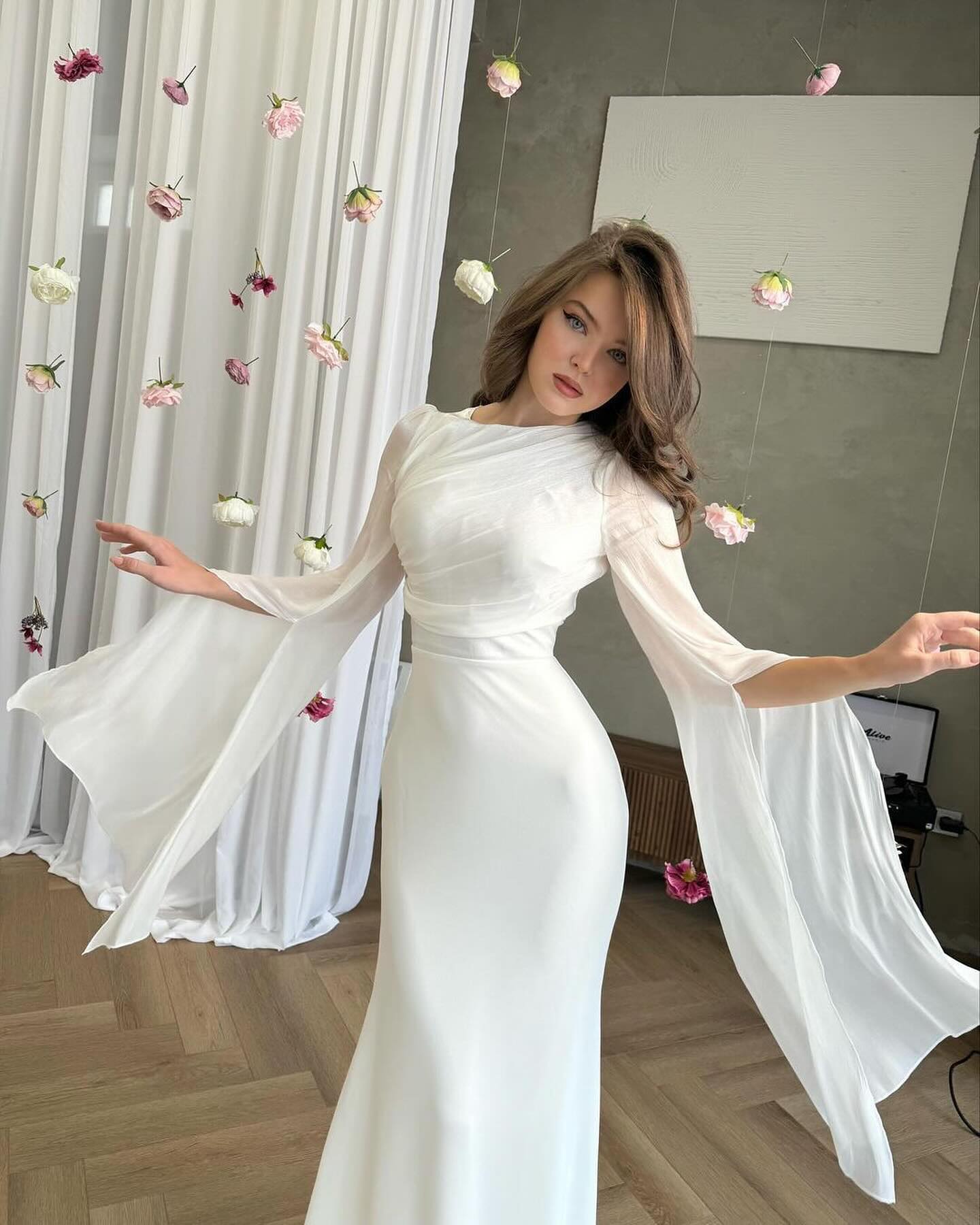 Graceful White – Zeitlos elegantes Abendkleid mit Drapierung und Chiffonärmeln