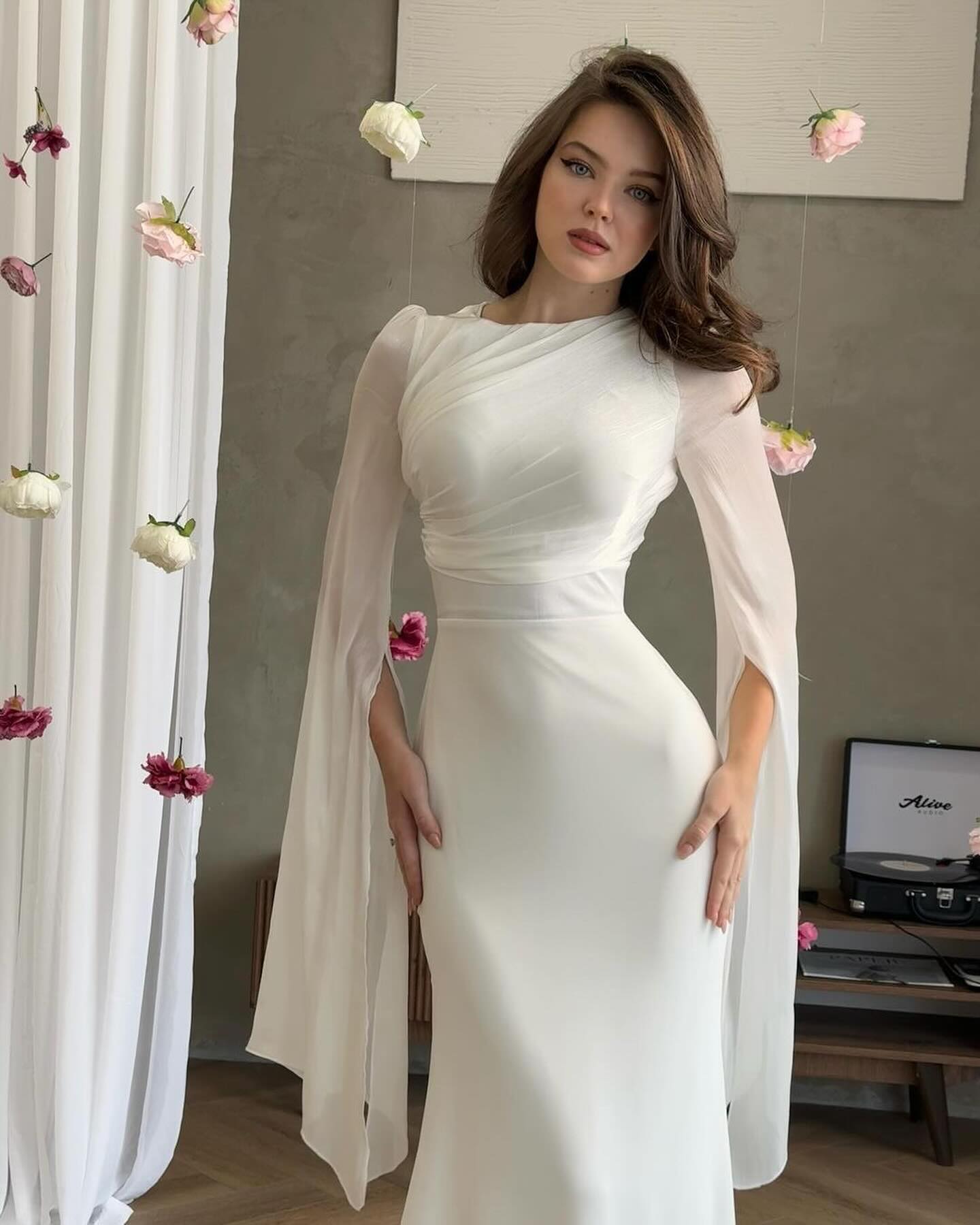 Graceful White – Zeitlos elegantes Abendkleid mit Drapierung und Chiffonärmeln