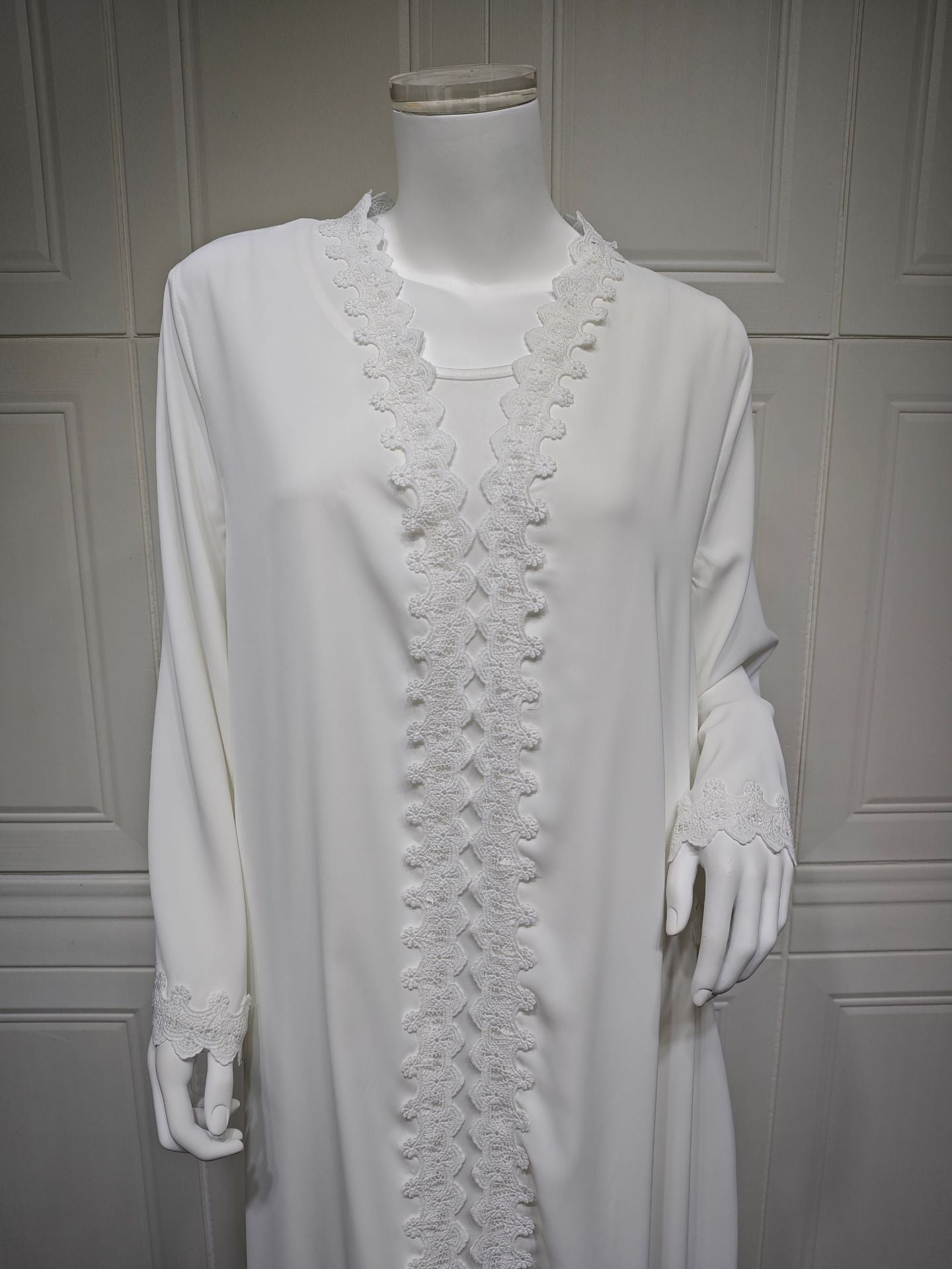Elegant White – Fließende Abaya mit Spitzen-Details