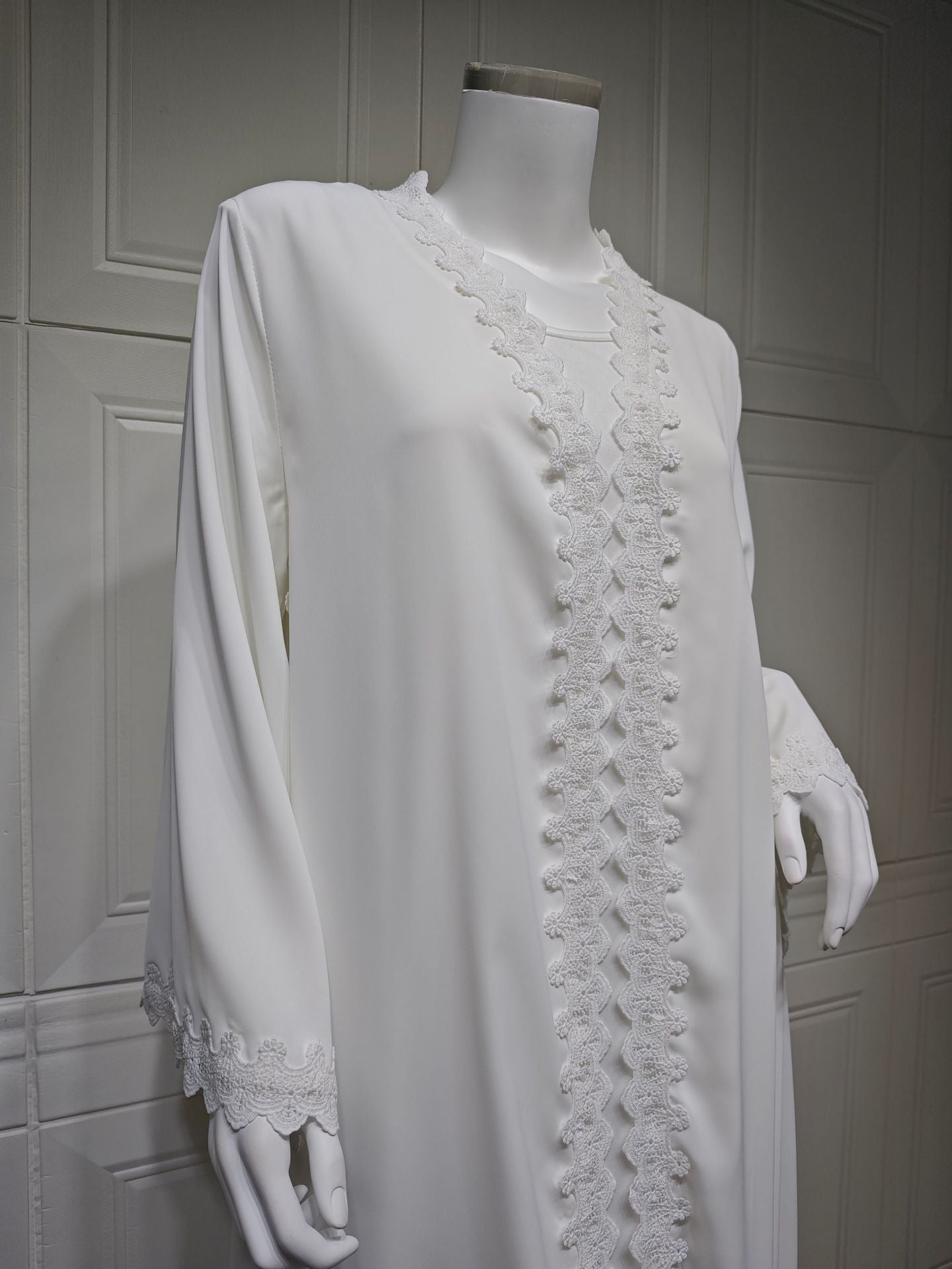 Elegant White – Fließende Abaya mit Spitzen-Details