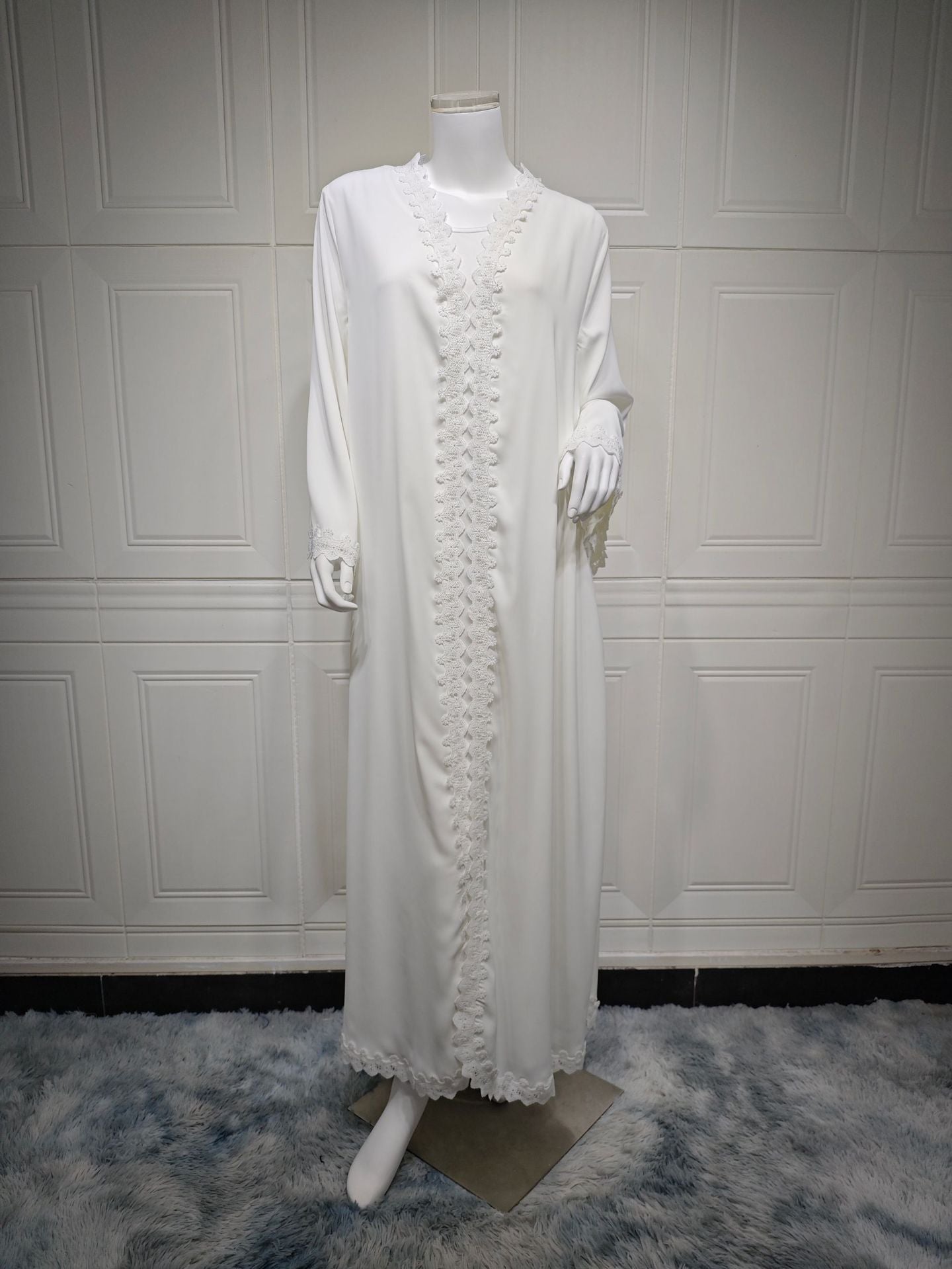 Elegant White – Fließende Abaya mit Spitzen-Details