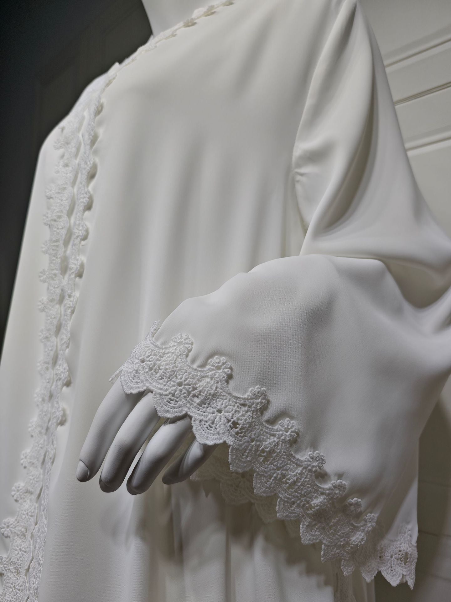 Elegant White – Fließende Abaya mit Spitzen-Details
