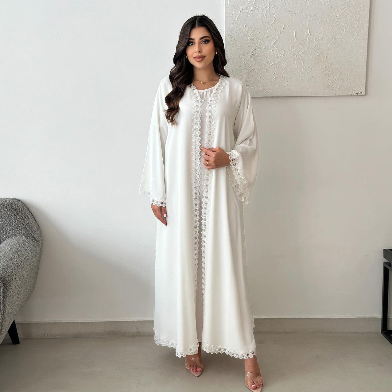 Elegant White – Fließende Abaya mit Spitzen-Details