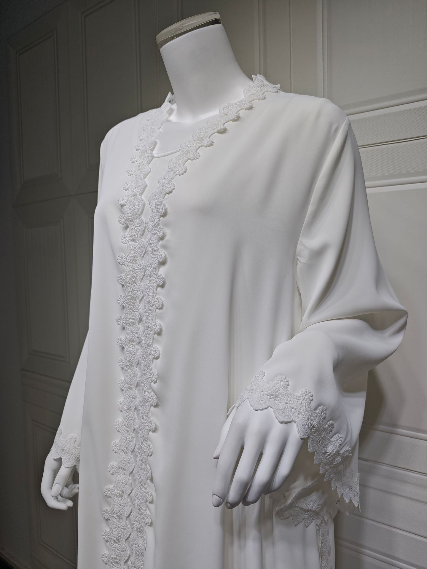 Elegant White – Fließende Abaya mit Spitzen-Details