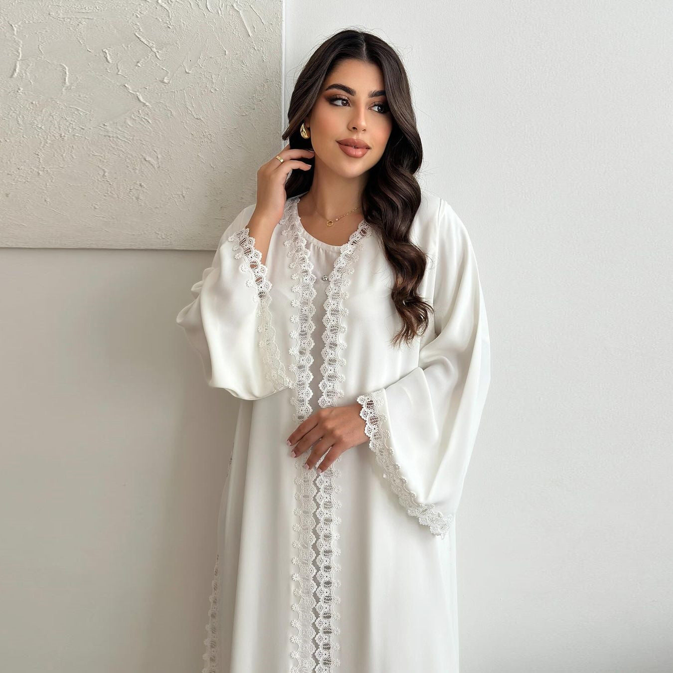 Elegant White – Fließende Abaya mit Spitzen-Details