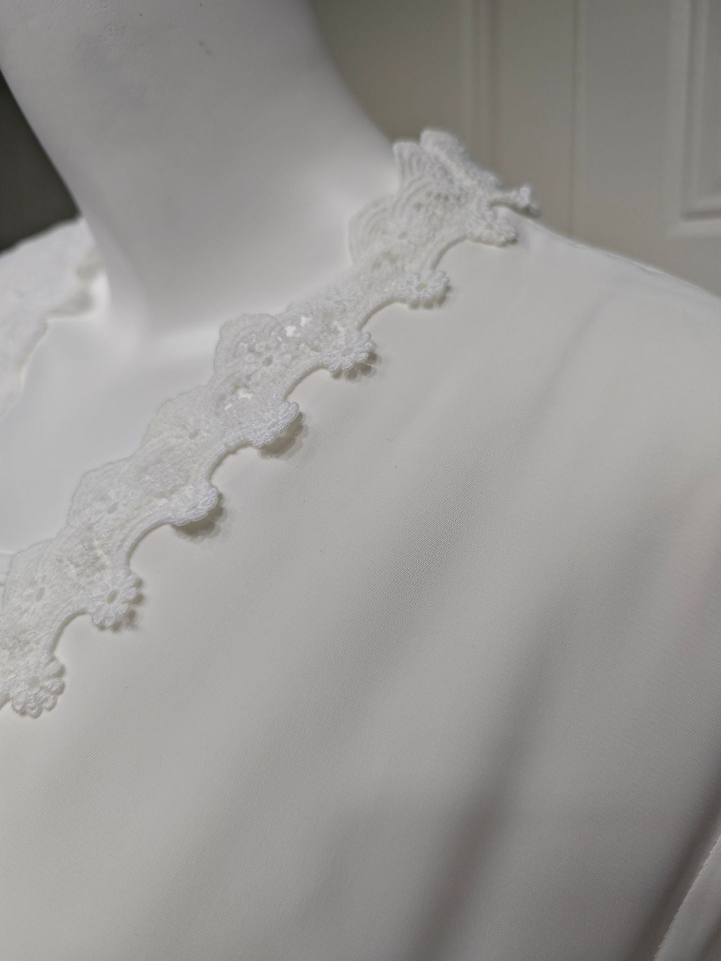 Elegant White – Fließende Abaya mit Spitzen-Details