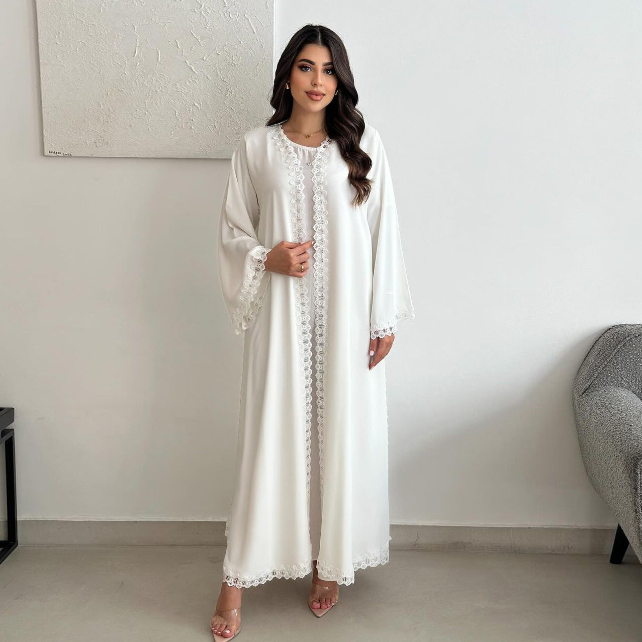 Elegant White – Fließende Abaya mit Spitzen-Details